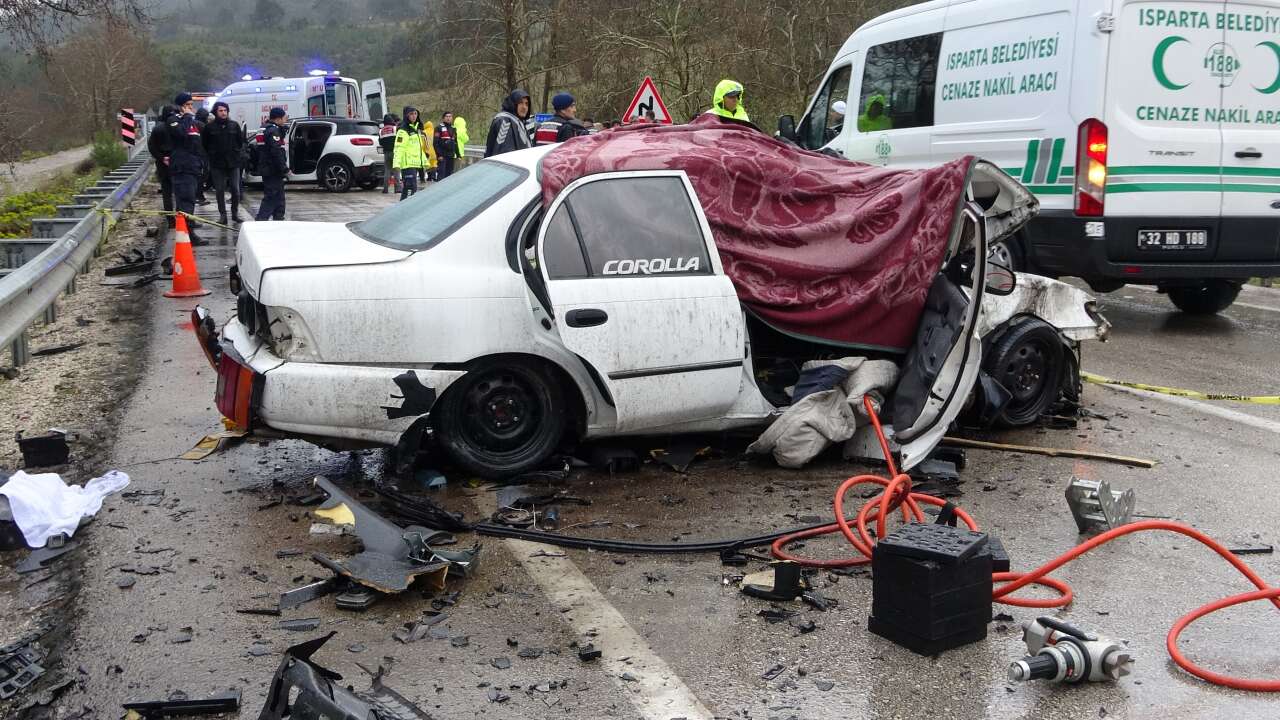 15-aylik-nisanli-cift-kazada-hayatini-kaybetti-4-yarali-var