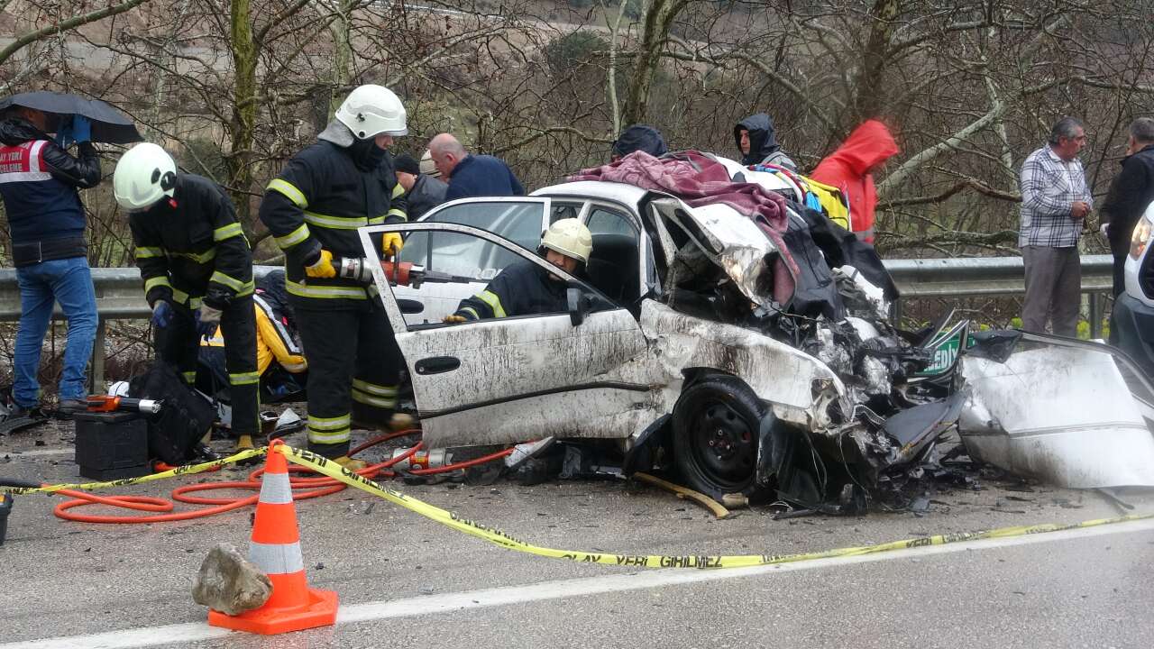 15-aylik-nisanli-cift-kazada-hayatini-kaybetti-4-yarali-var