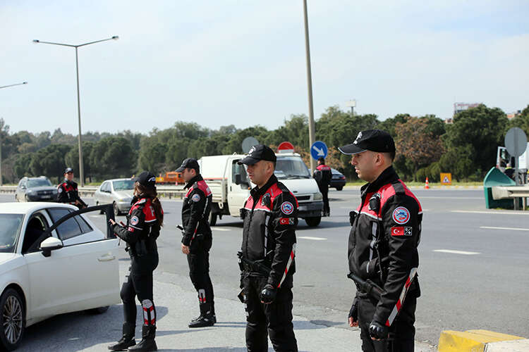 cocukluk-hayali-gercek-oldu-ikiz-polisler-ayni-timde-gorevde