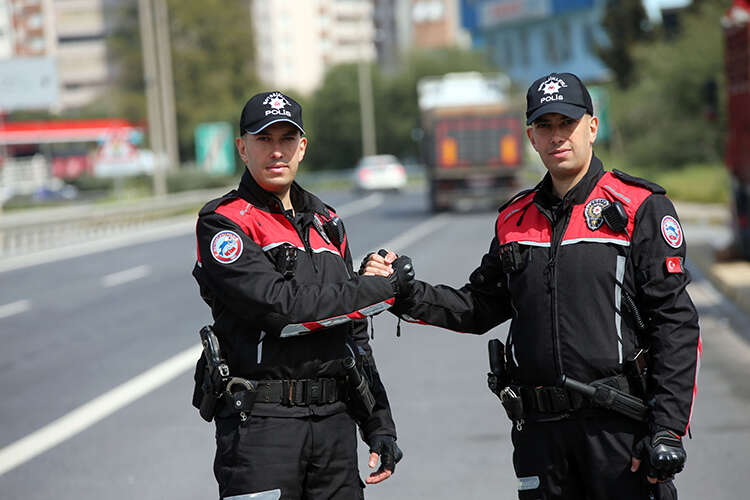 cocukluk-hayali-gercek-oldu-ikiz-polisler-ayni-timde-gorevde