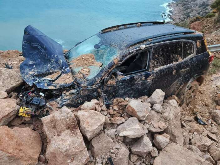 heyelan-ani-kamerada-arac-saniyeler-icinde-gomuldu