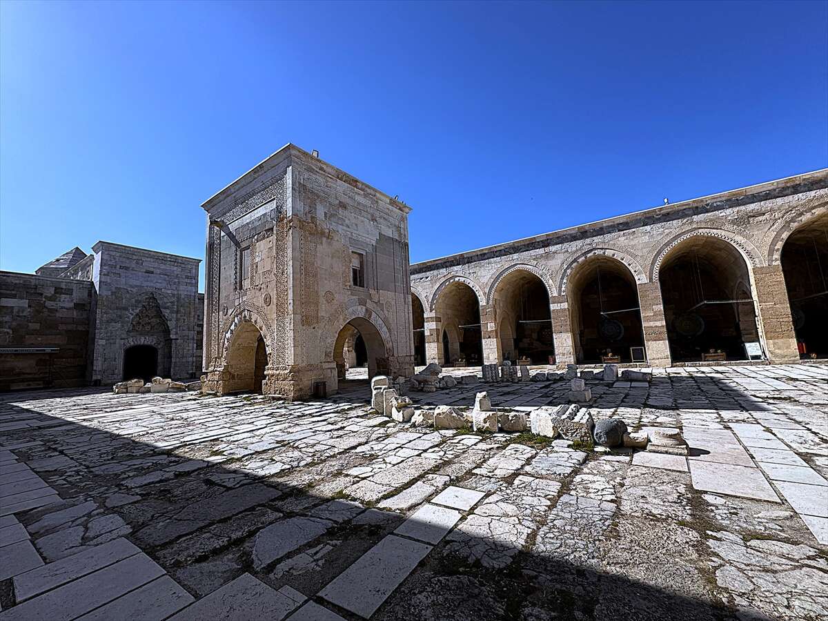 konya-yolundaki-tarihi-kervansaray-kapilarini-film-ve-dizilere-acti