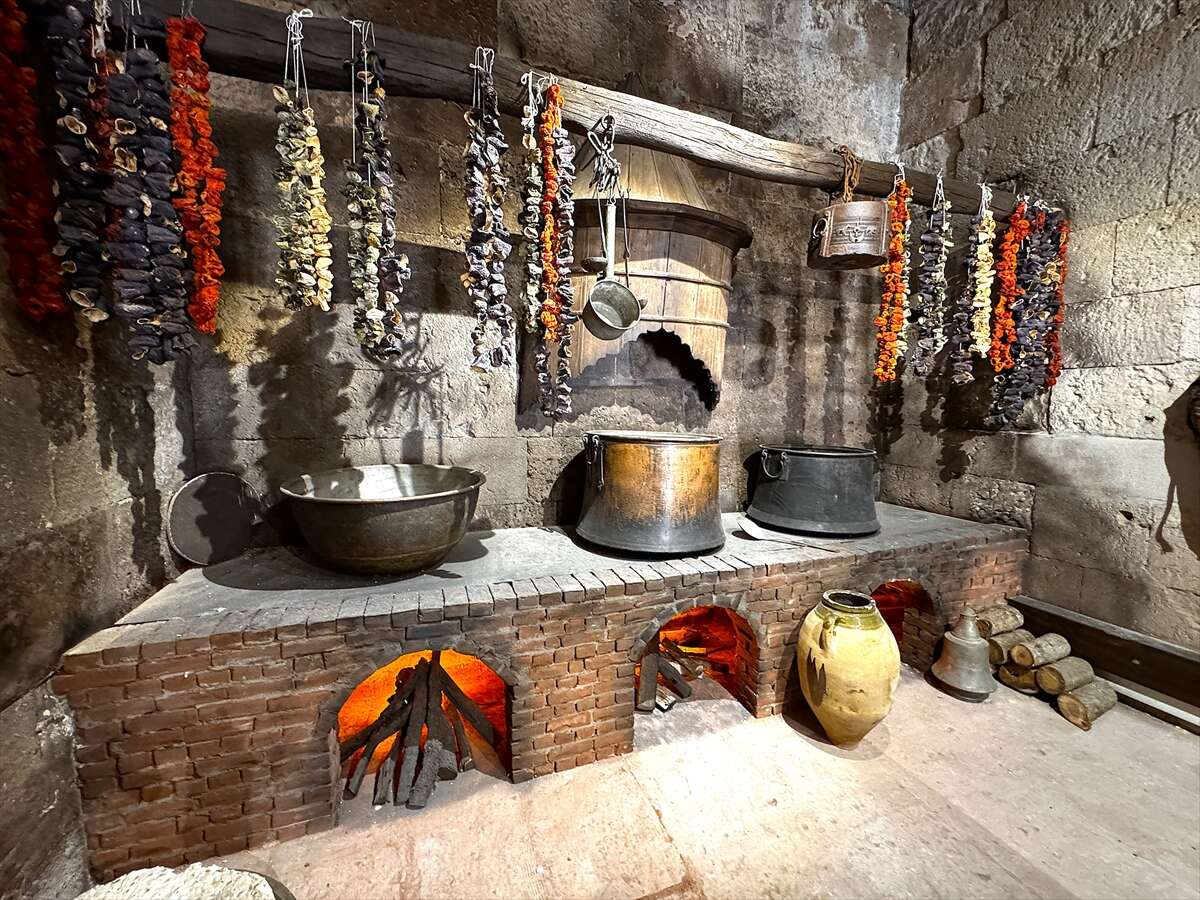 konya-yolundaki-tarihi-kervansaray-kapilarini-film-ve-dizilere-acti