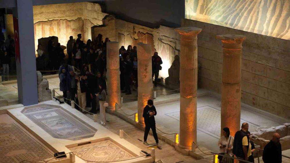 konyalilar-bayramda-zeugma-mozaik-muzesine-akin-etti