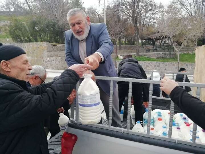 yer-konya-kapi-kapi-dolasti-tonlarca-sutu-ucretsiz-dagitti