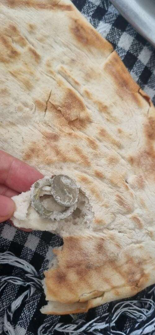 aldigi-ekmegin-icinden-bozuk-para-cikti