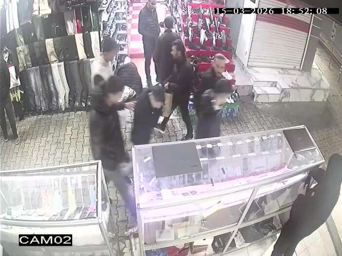 fiyat-sorma-bahanesiyle-telefonu-caldi-savunmasi-pes-dedirtti