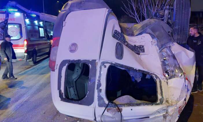 hafif-ticari-arac-takla-atti-2-kisi-agir-yaralandi