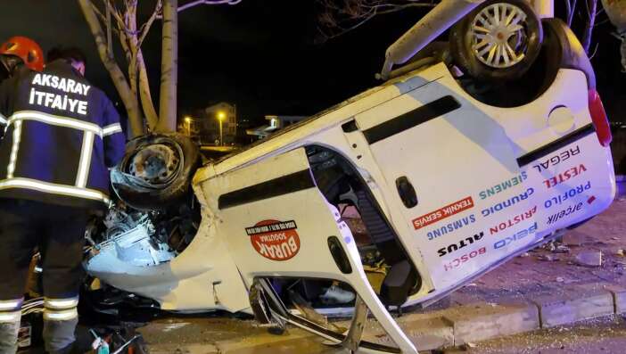 hafif-ticari-arac-takla-atti-2-kisi-agir-yaralandi