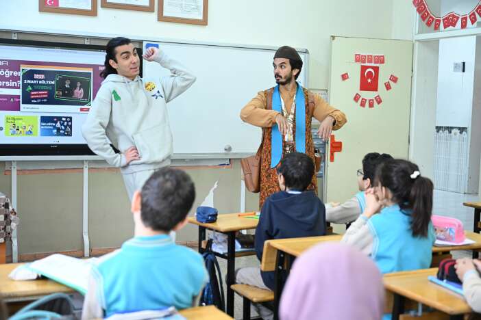 konyada-ogrencilere-cat-kapi-tiyatro-surprizi