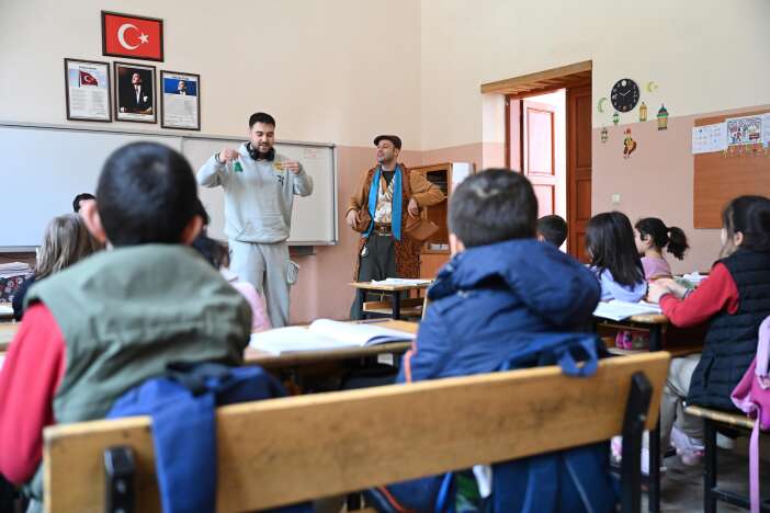 konyada-ogrencilere-cat-kapi-tiyatro-surprizi