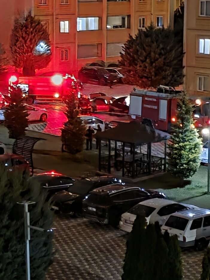 konyada-park-halindeki-arac-alevlere-teslim-oldu