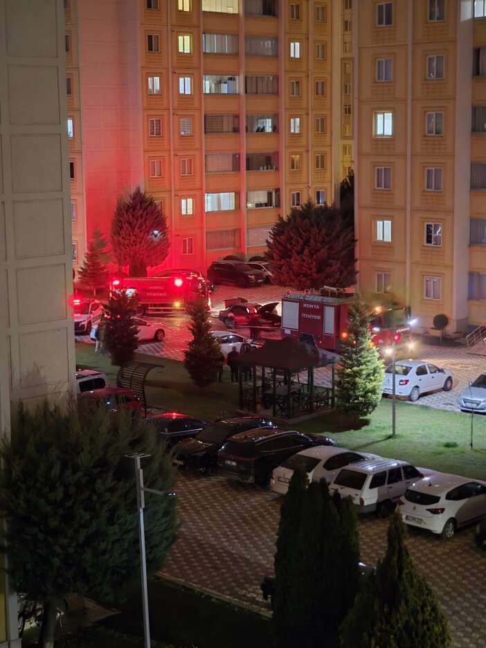 konyada-park-halindeki-arac-alevlere-teslim-oldu