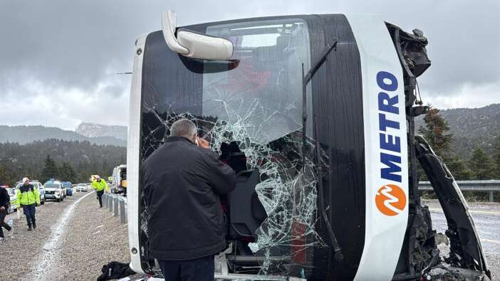 konyada-yolcu-otobusu-devrildi-cok-sayida-yarali-var