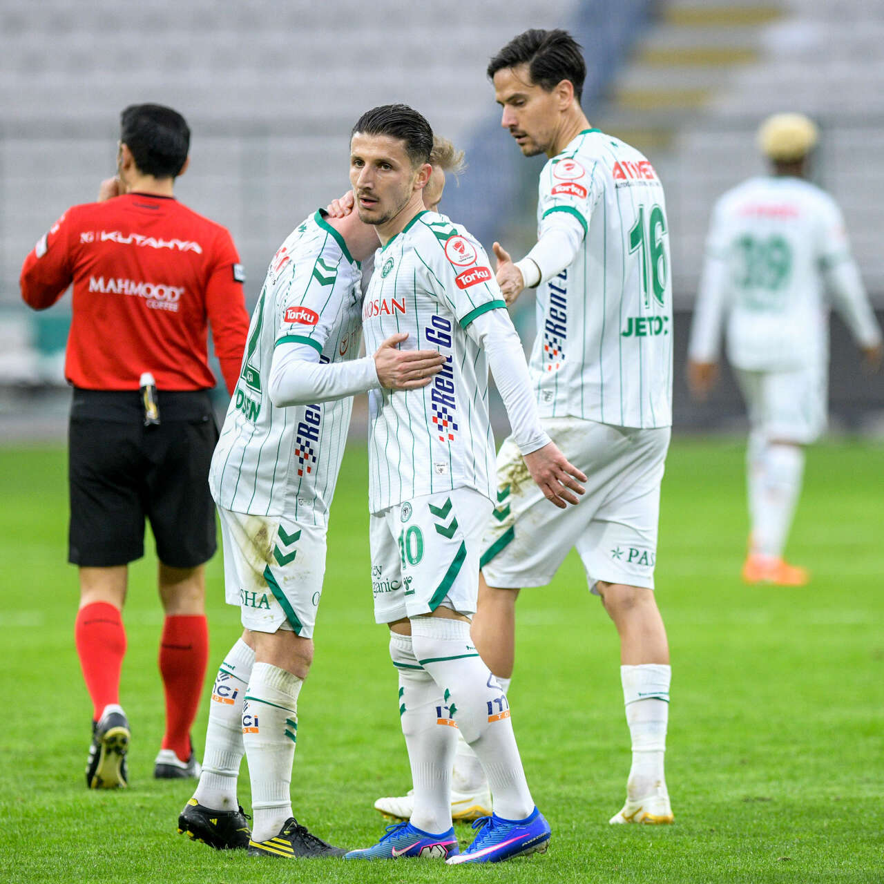 konyasporlu-enis-bardhi-dunya-kupasi-hedefi-icin-ulkesine-cagrildi