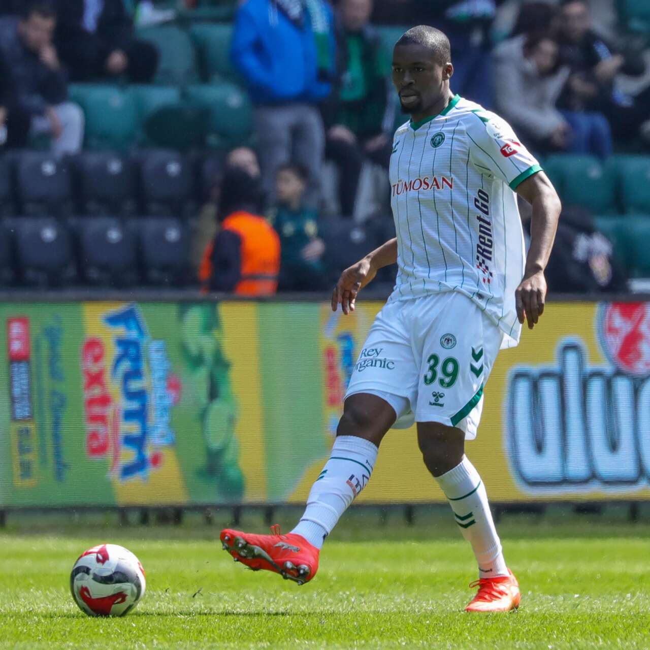 konyasporlu-oyuncuya-ulkesinden-milli-davet-geldi