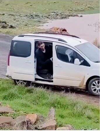 kopru-yikildi-dunyanin-en-uzun-adami-yolda-kaldi