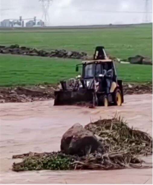 kopru-yikildi-dunyanin-en-uzun-adami-yolda-kaldi