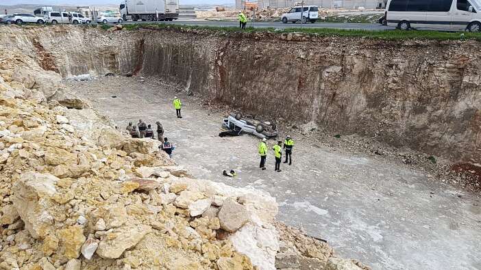 otomobil-10-metreden-asagi-dustu-1-kadin-oldu-1-agir-yarali-var