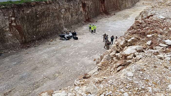 otomobil-10-metreden-asagi-dustu-1-kadin-oldu-1-agir-yarali-var