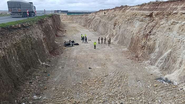 otomobil-10-metreden-asagi-dustu-1-kadin-oldu-1-agir-yarali-var