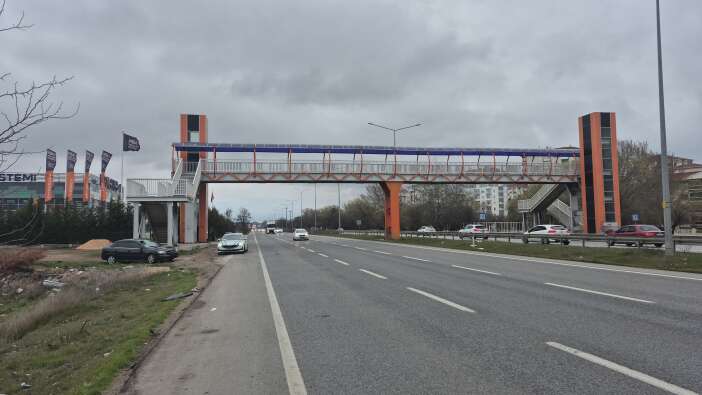 ust-gecide-20-metre-mesafede-kaza-yolun-karsisina-gecmek-isterken-oldu