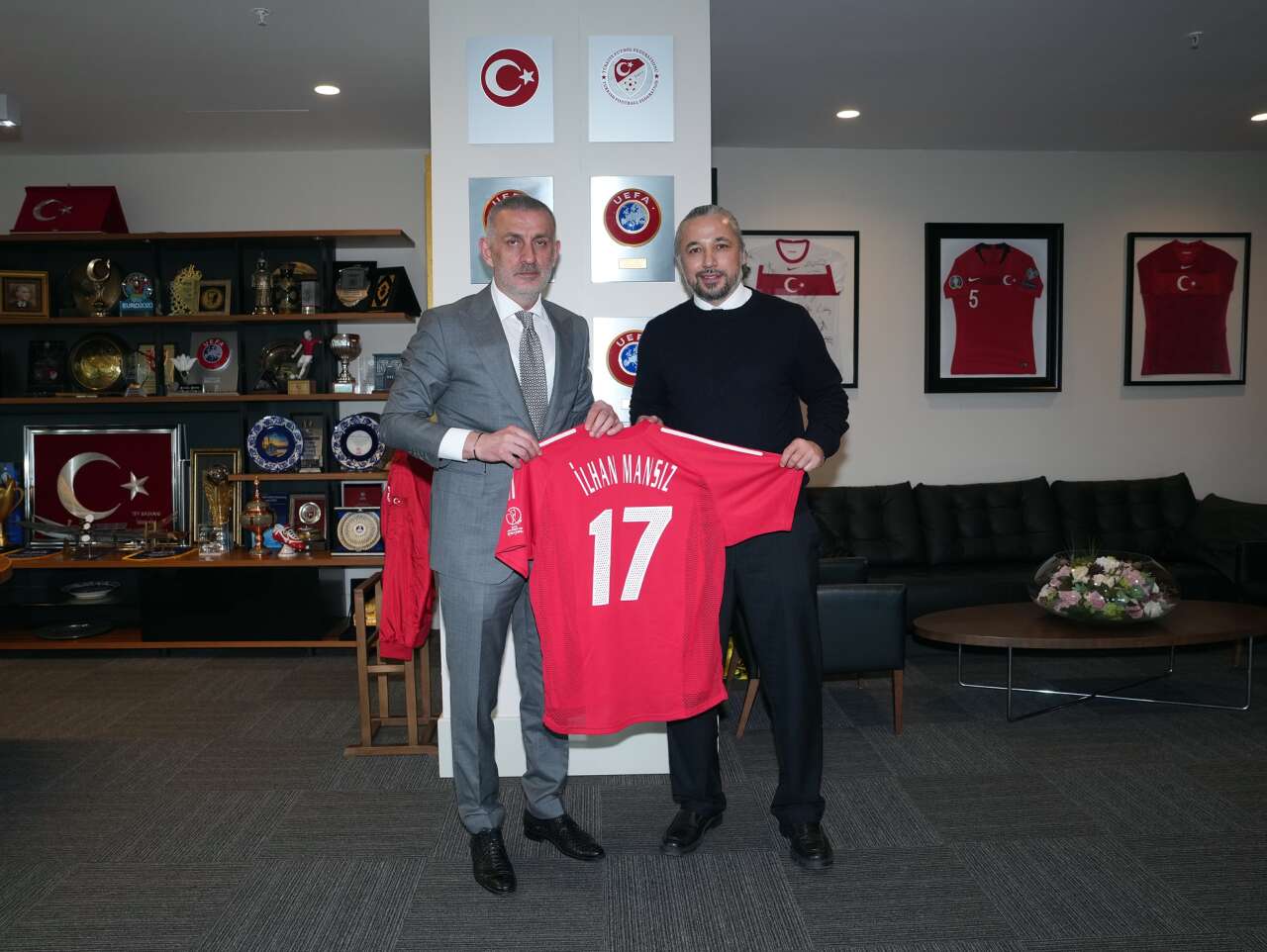 eski-milli-futbolcu-ilhan-mansizdan-haciosmanogluna-anlamli-hediye