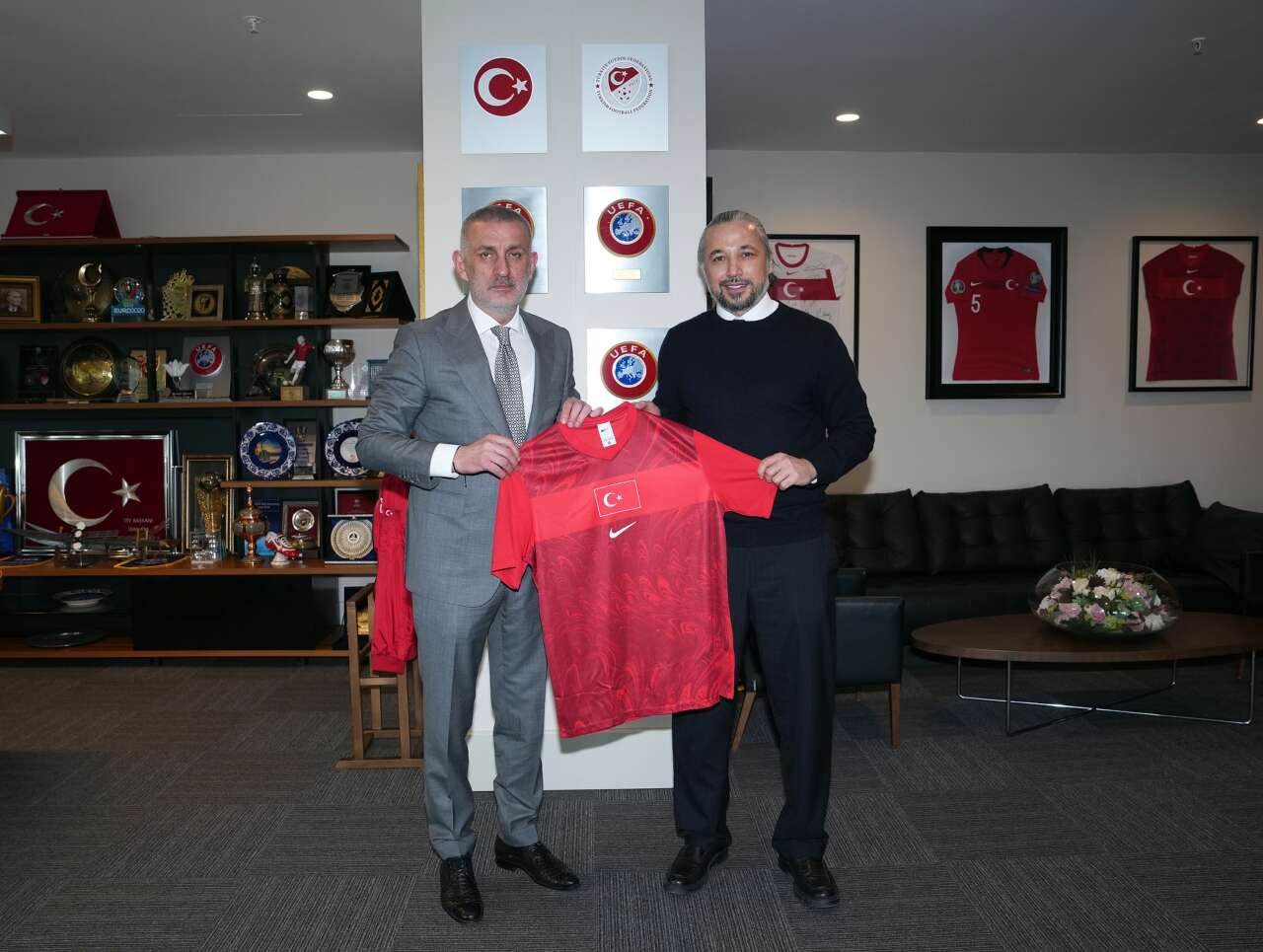 eski-milli-futbolcu-ilhan-mansizdan-haciosmanogluna-anlamli-hediye