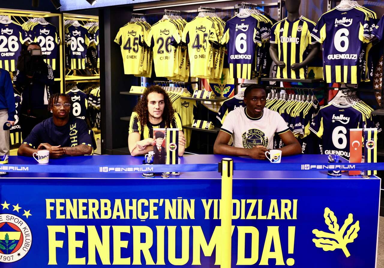 fenerbahceli-futbolcular-taraftarlarla-bulustu