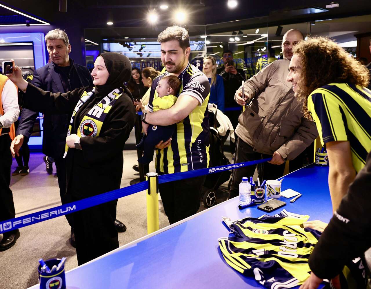 fenerbahceli-futbolcular-taraftarlarla-bulustu