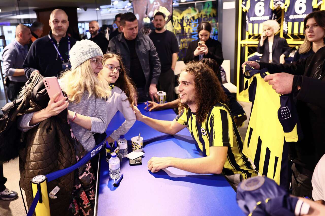 fenerbahceli-futbolcular-taraftarlarla-bulustu