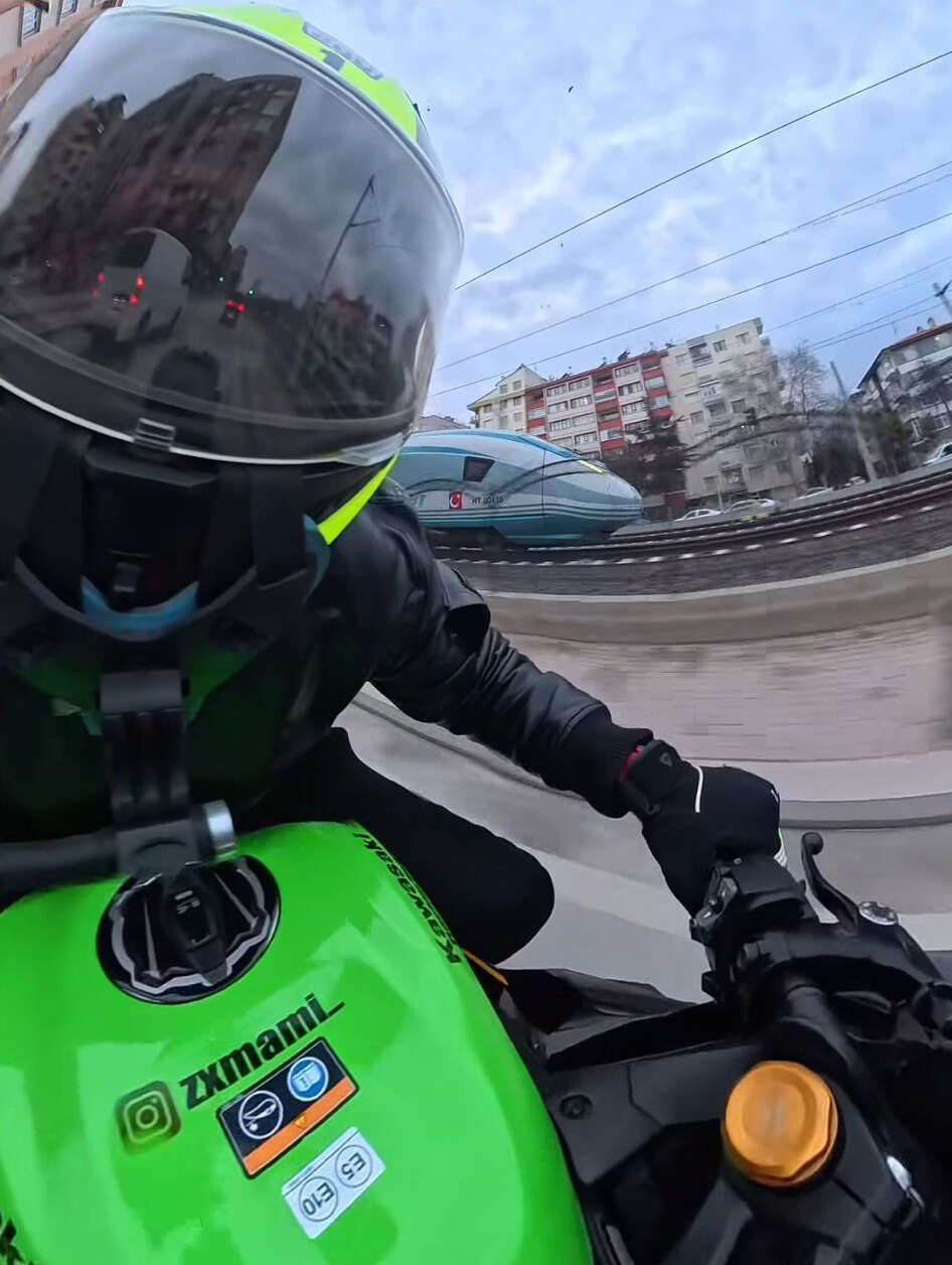 konyada-motosikletli-genc-yht-ile-yaristi