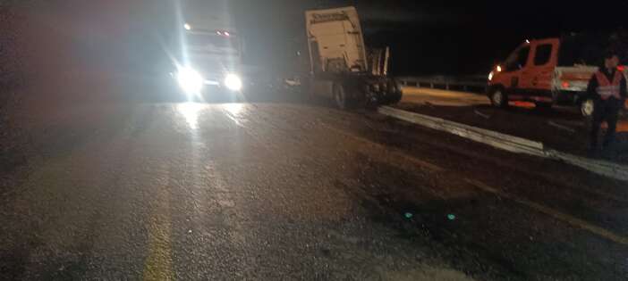 konyada-otobus-devrilen-yerde-bu-kez-tir-kazasi-yasandi