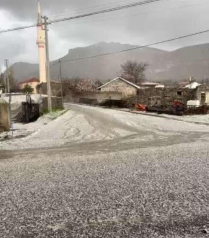 konyanin-karapinar-ilcesine-dolu-yagdi