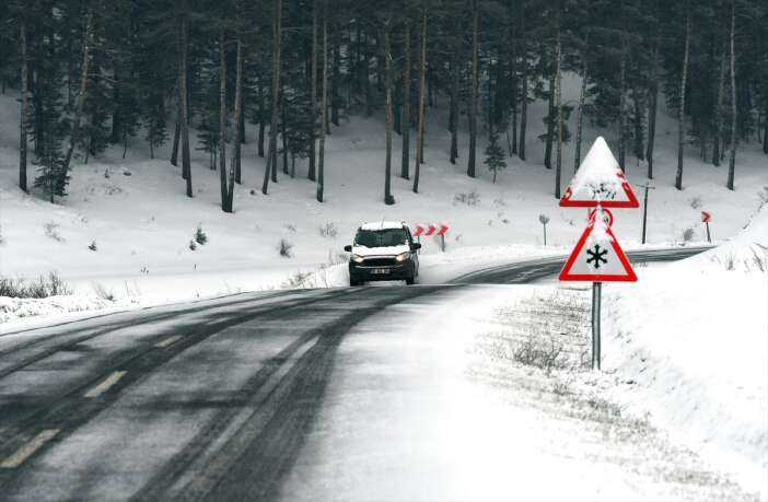 kar-altinda-kalan-2-ilimizde-mart-kapidan-baktiriyor