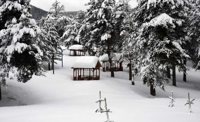 kar-altinda-kalan-2-ilimizde-mart-kapidan-baktiriyor