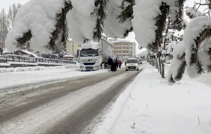 kar-altinda-kalan-2-ilimizde-mart-kapidan-baktiriyor