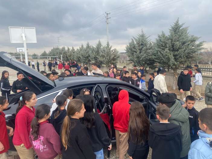 konya-akorende-gurur-gunu-togg-t10f-yollara-cikti-cocuklara-tanitildi