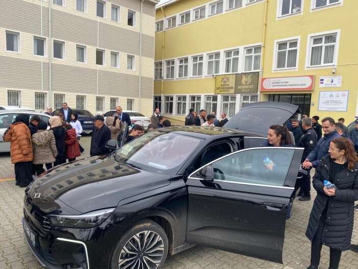 konya-akorende-gurur-gunu-togg-t10f-yollara-cikti-cocuklara-tanitildi