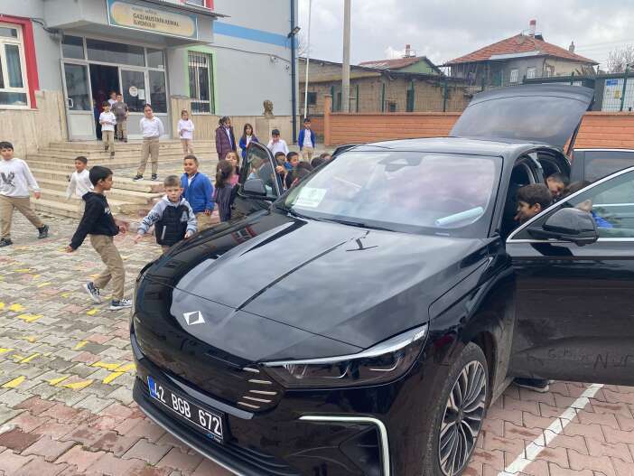 konya-akorende-gurur-gunu-togg-t10f-yollara-cikti-cocuklara-tanitildi