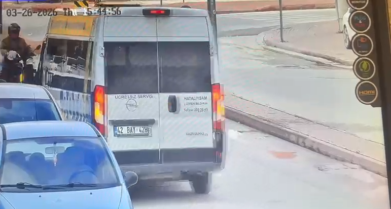 konyada-servis-araci-surucusu-yaptigiyla-canlari-tehlikeye-atti