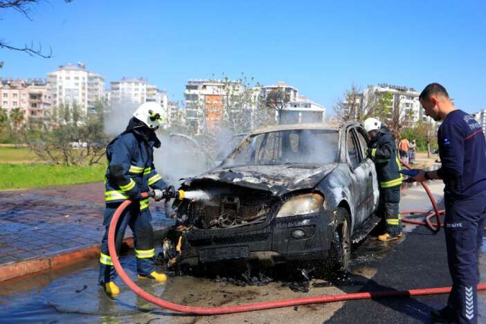 seyir-halindeki-otomobil-alev-aldi-kedisiyle-son-anda-kurtuldu