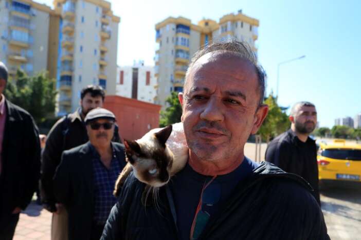 seyir-halindeki-otomobil-alev-aldi-kedisiyle-son-anda-kurtuldu