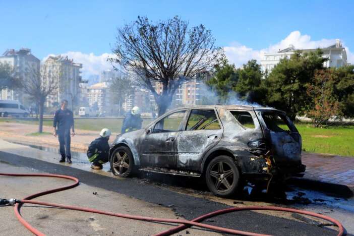 seyir-halindeki-otomobil-alev-aldi-kedisiyle-son-anda-kurtuldu