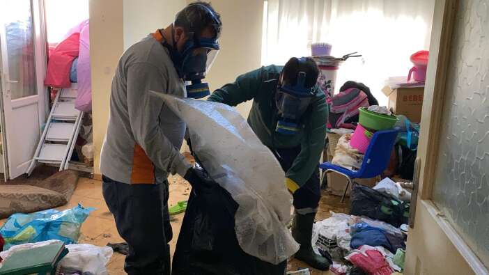 ekiplerin-gaz-maskesiyle-girdigi-evden-7-kamyon-cop-cikti