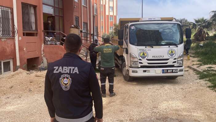 ekiplerin-gaz-maskesiyle-girdigi-evden-7-kamyon-cop-cikti