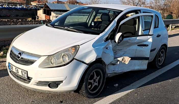 konya-yolunda-iki-otomobil-carpisti-2-yarali