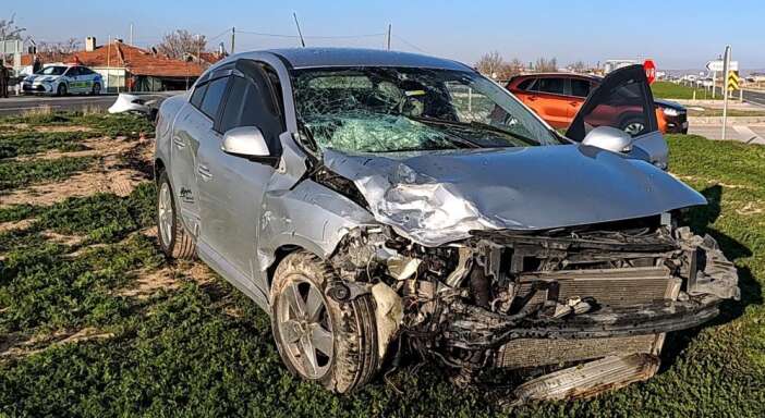 konya-yolunda-iki-otomobil-carpisti-2-yarali