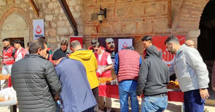 konyada-muhsin-yazicioglu-anisina-lokma-dagitildi