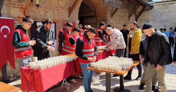 konyada-muhsin-yazicioglu-anisina-lokma-dagitildi
